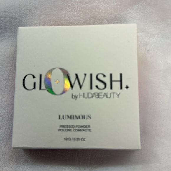 GloWish by Huda Beauty Lightweight Blurring Pressed Powder, 00 Pocelain New - Picture 2 of 5